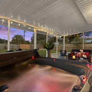 Family-friendly With Private Hot Tub! , Lakeland United States