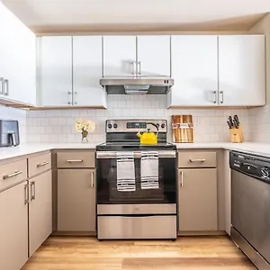 Modern And Spacious Apartment- Gym, Wifi, Free Parking Apartment
